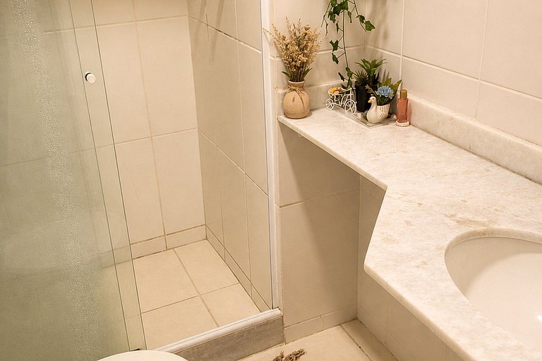 Reserva do Sahy: Apartamento amplo com quarto e varanda