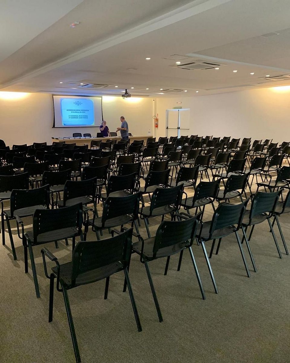 Auditório com cadeiras e equipamentos de conferência