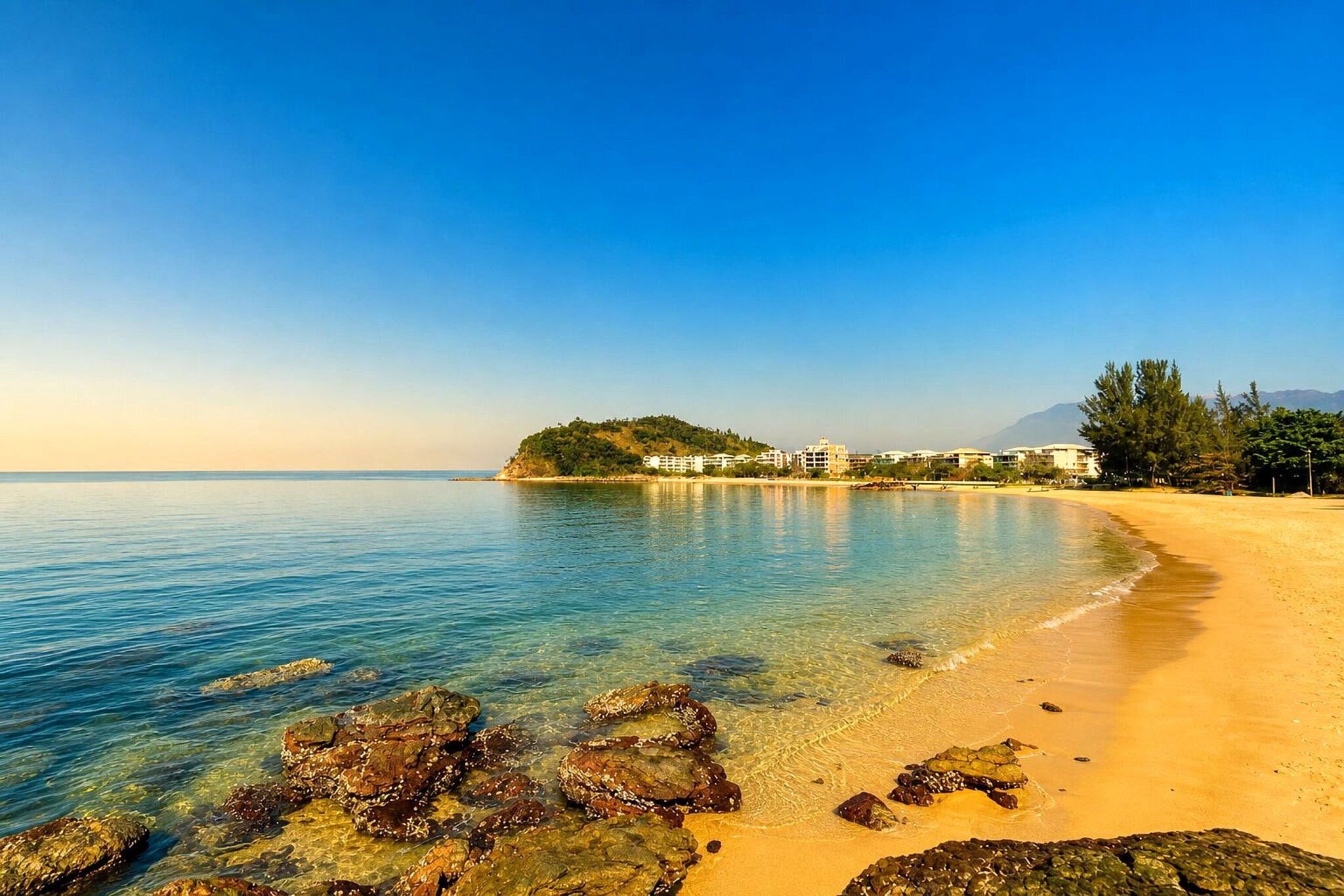 Acesso rápido e seguro à praia a poucos passos da sua hospedagem
